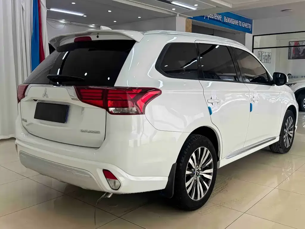 Mitsubishi Outlander — фото 9