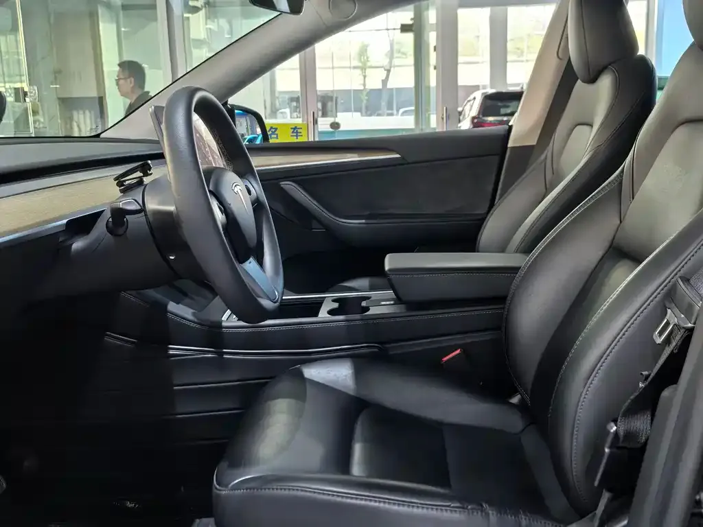 Tesla Model Y — фото 9