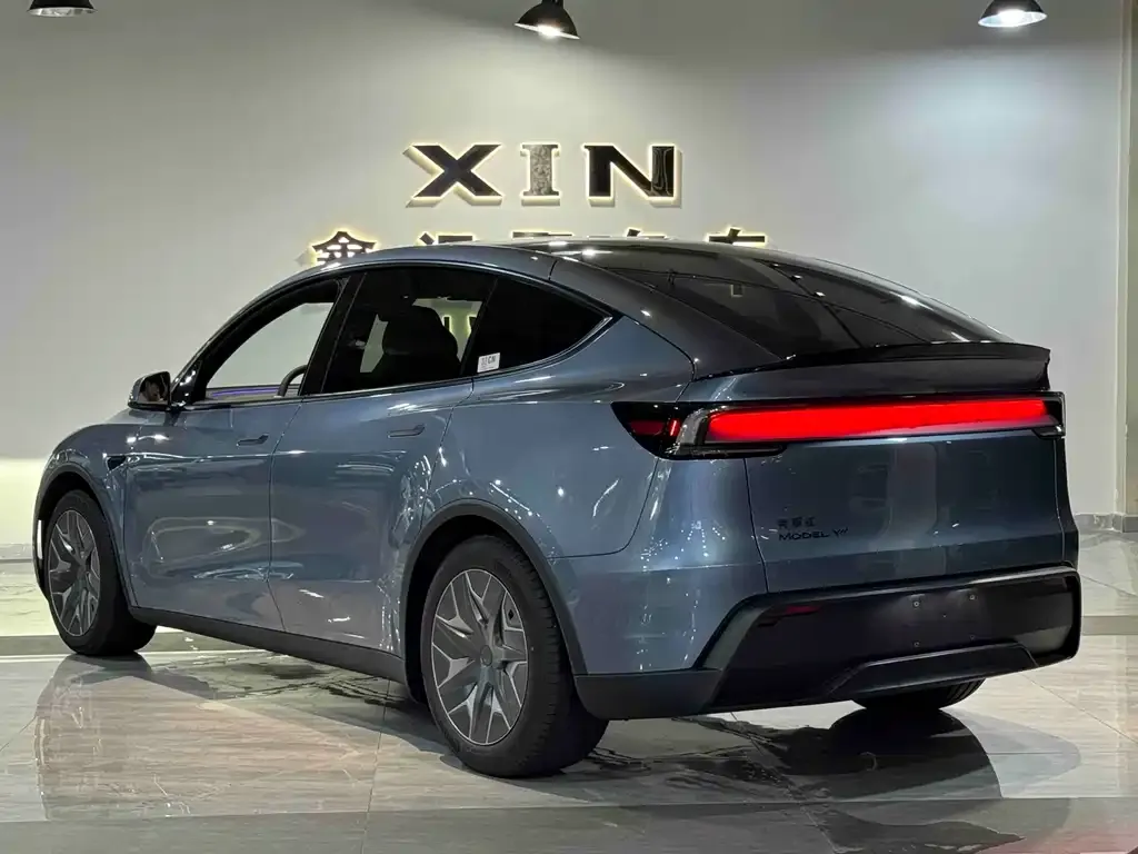 Tesla Model Y L — фото 6