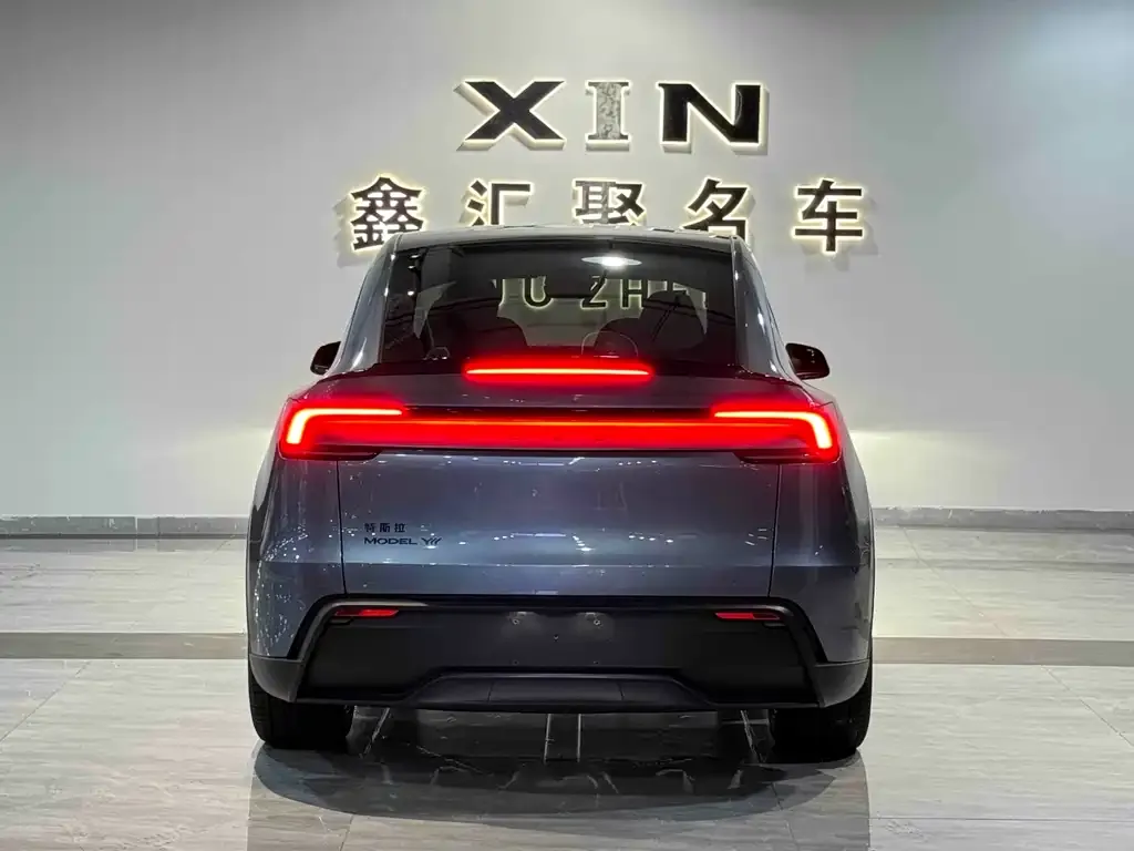 Tesla Model Y L — фото 8