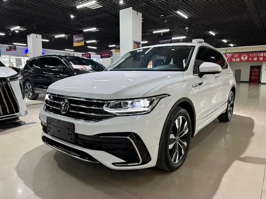 Volkswagen Tiguan L — фото 1