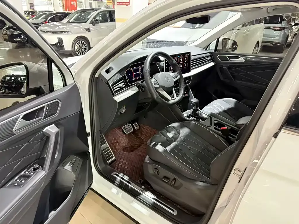 Volkswagen Tiguan L — фото 6