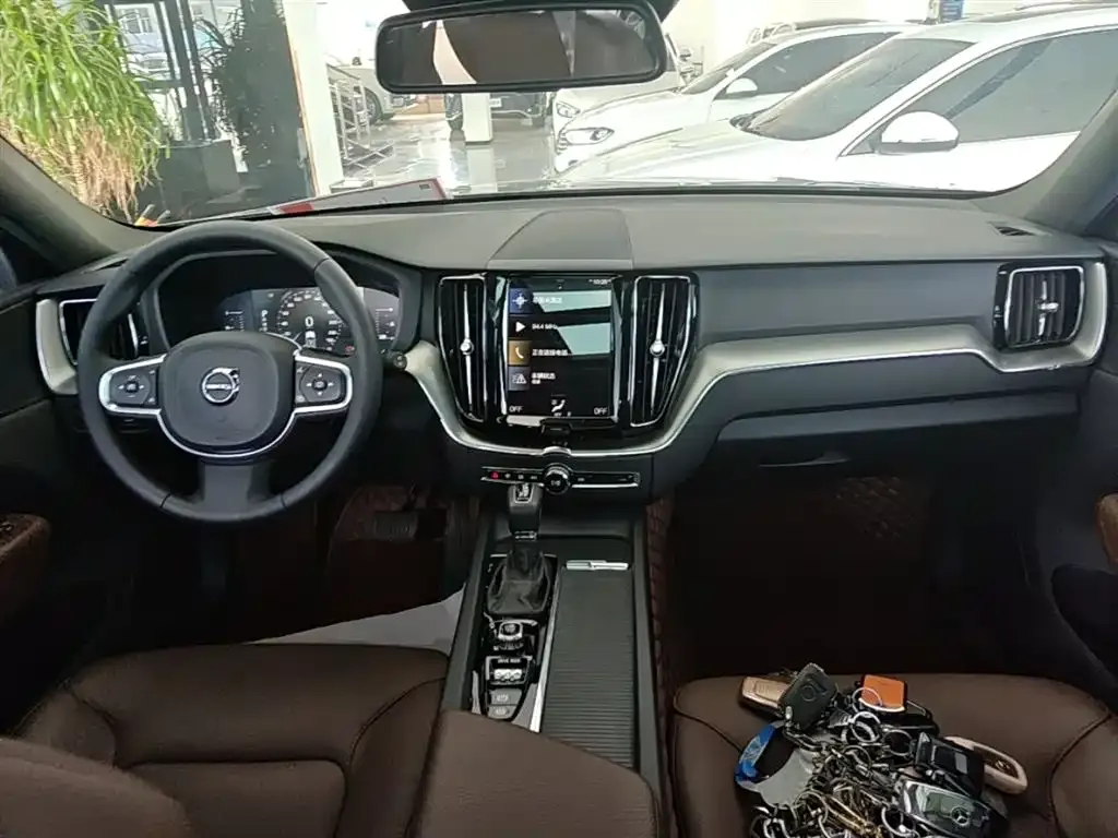 Volvo XC60 — фото 4