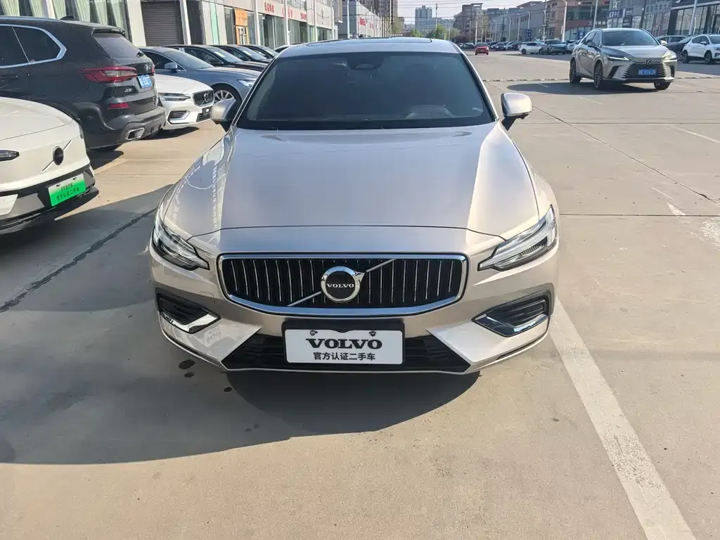 Volvo S60 2023 из CN, фото 2