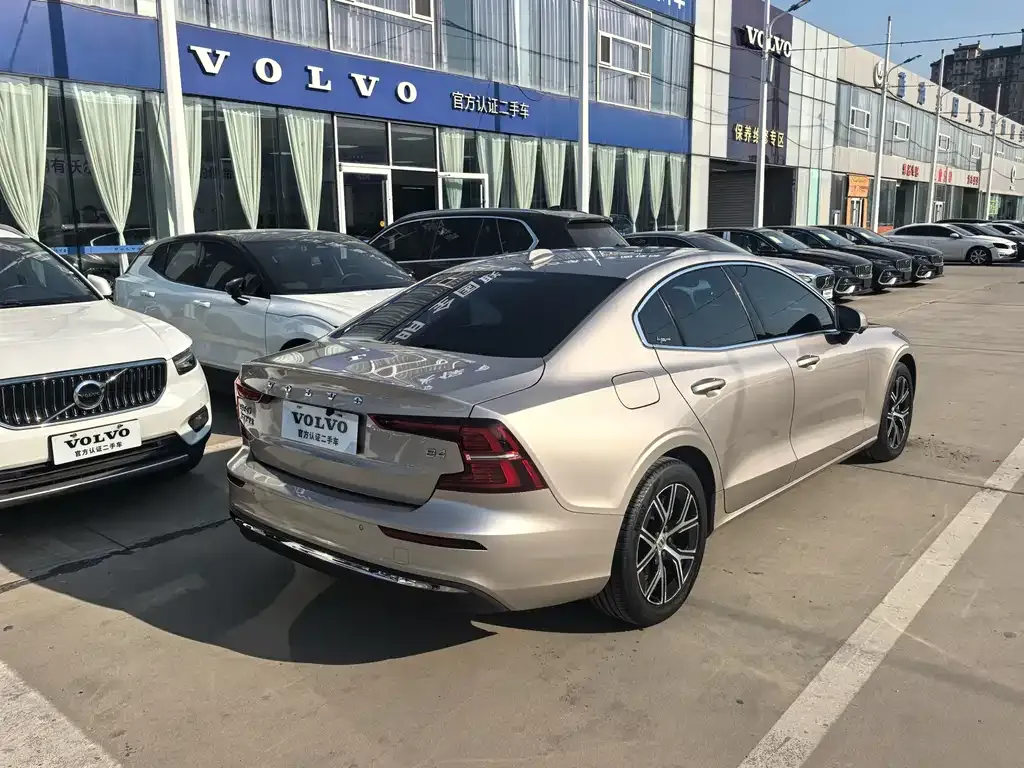 Volvo S60 2023 из CN, фото 3