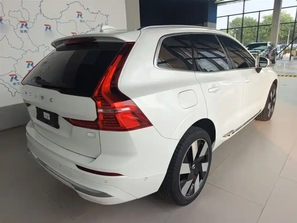 Volvo XC60 PHEV — фото 4