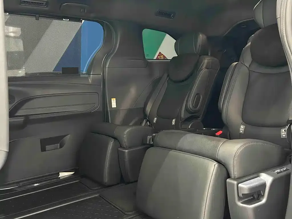 Toyota Sienna — фото 4