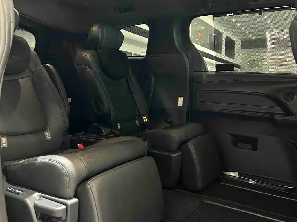 Toyota Sienna — фото 2