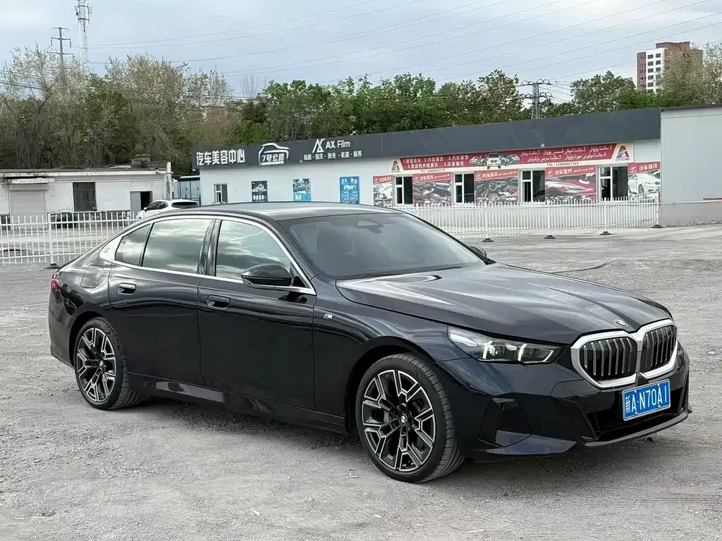 BMW 5 Series — фото 1