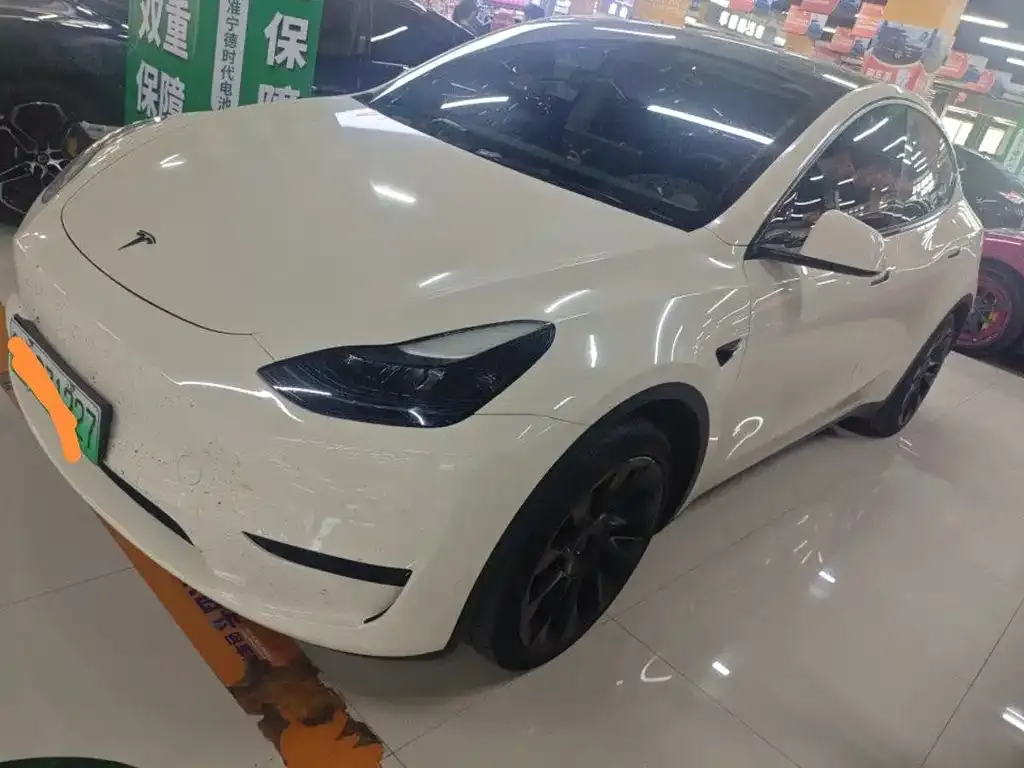 Tesla Model Y — фото 1
