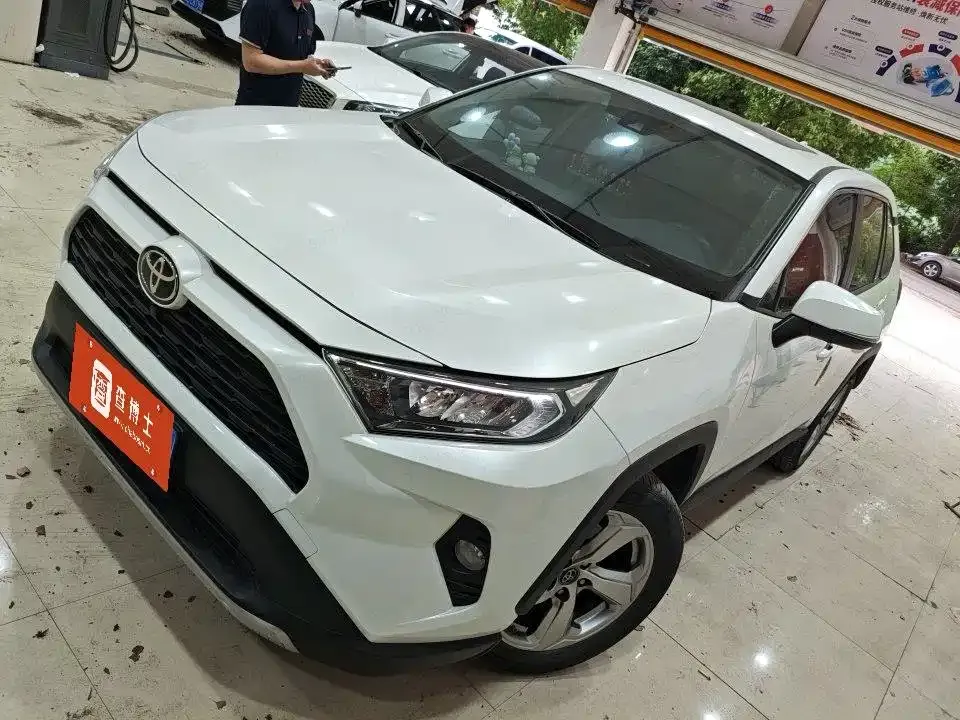 Toyota RAV4 — фото 1