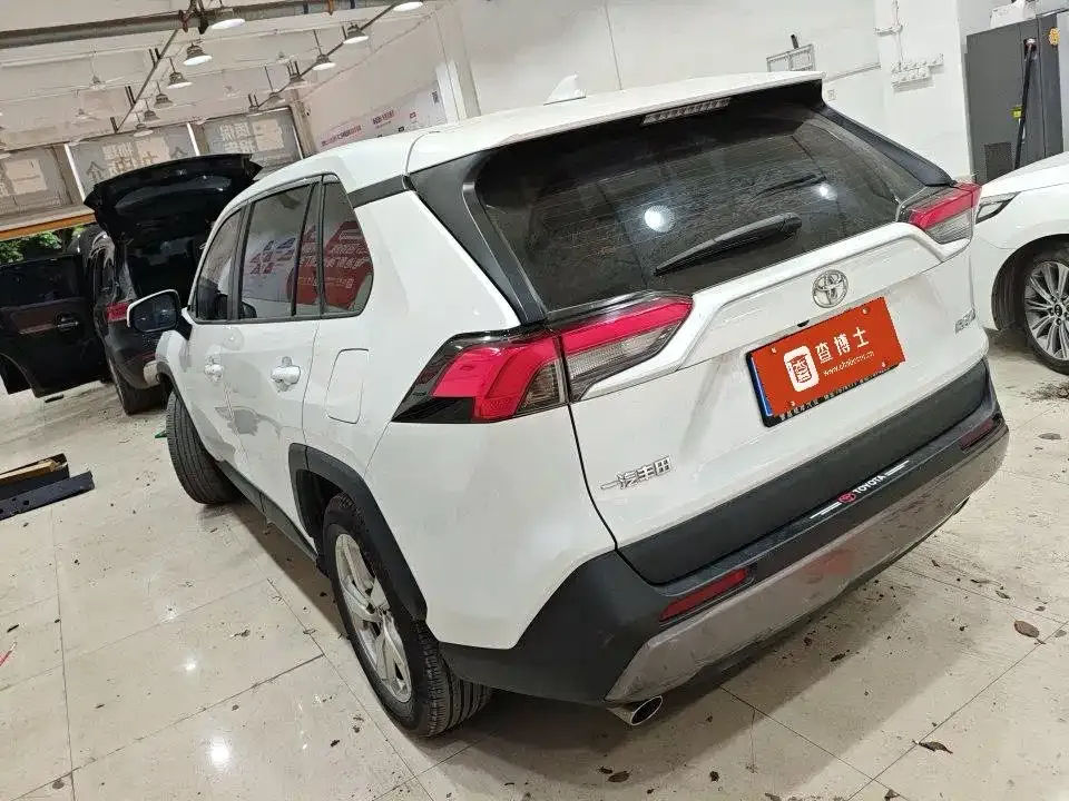 Toyota RAV4 — фото 5