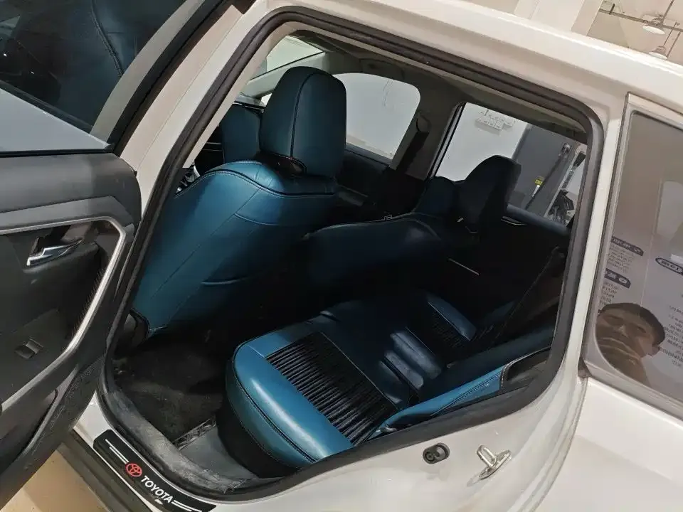 Toyota RAV4 — фото 2
