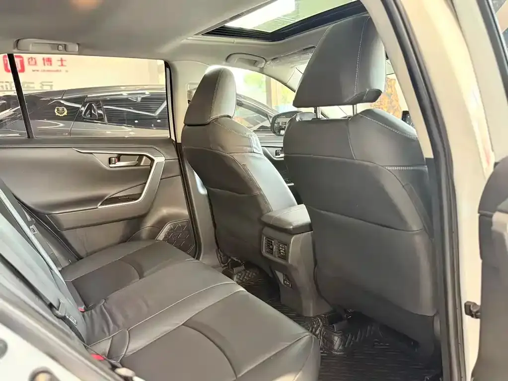 Toyota RAV4 — фото 4