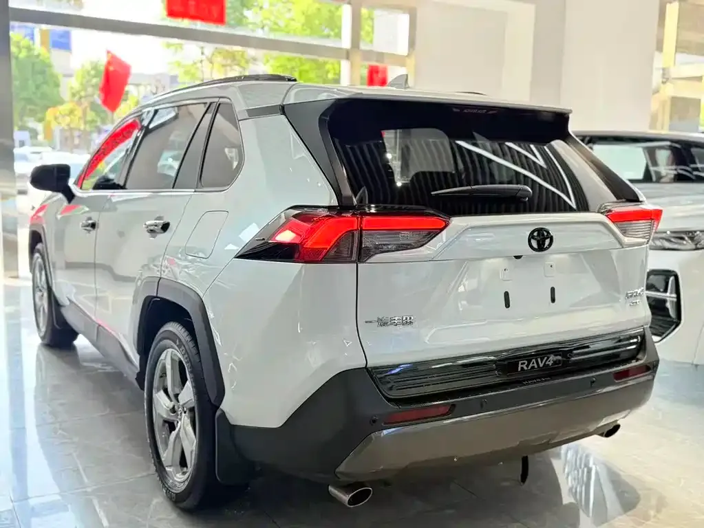 Toyota RAV4 — фото 8