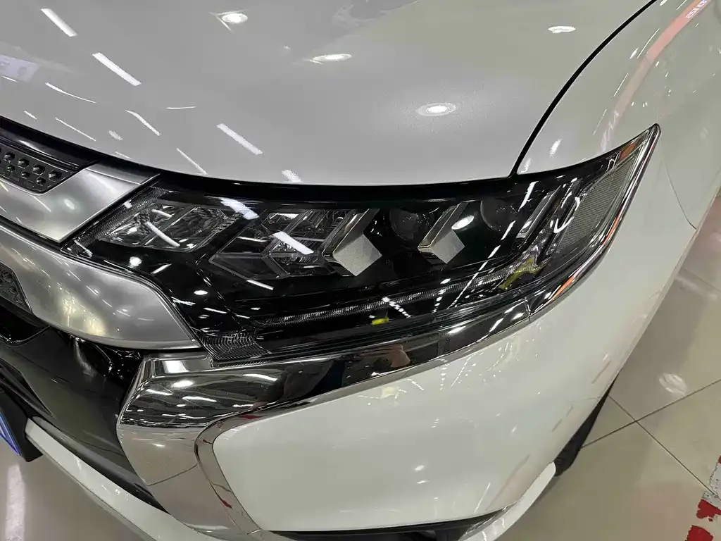 Mitsubishi Outlander — фото 10