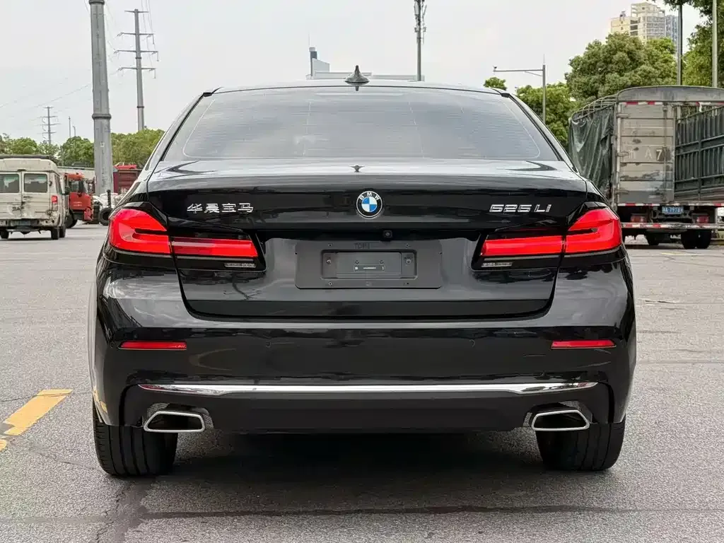 BMW 5 Series — фото 5