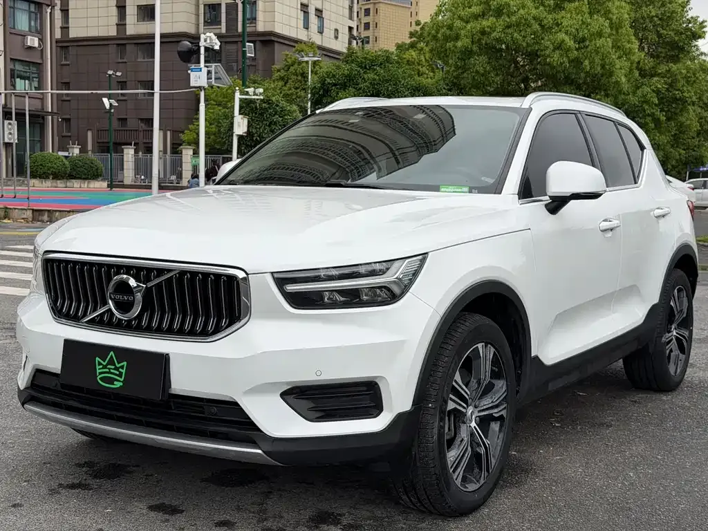 Volvo XC40 — фото 1