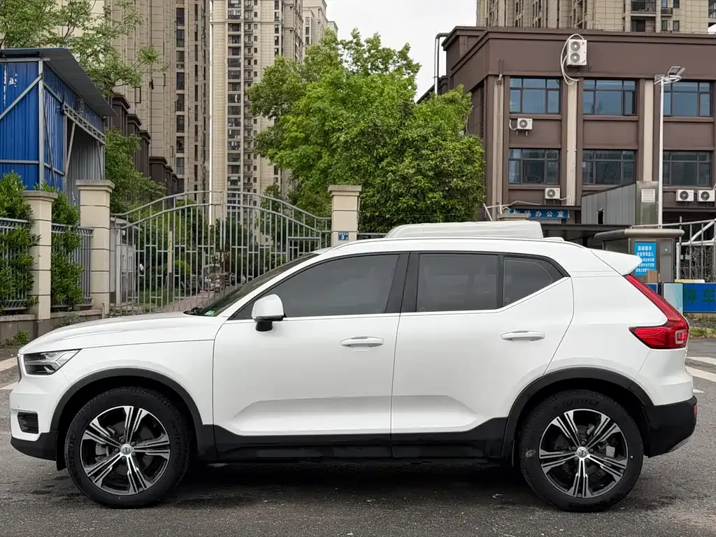Volvo XC40 — фото 9