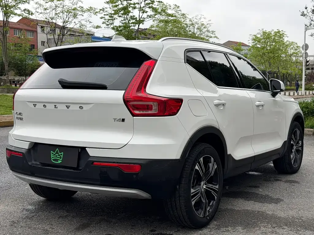 Volvo XC40 — фото 10