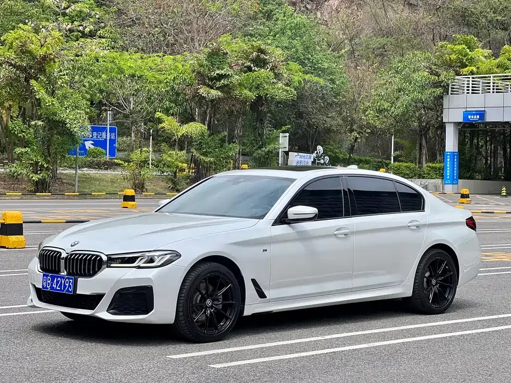 BMW 5 Series — фото 1