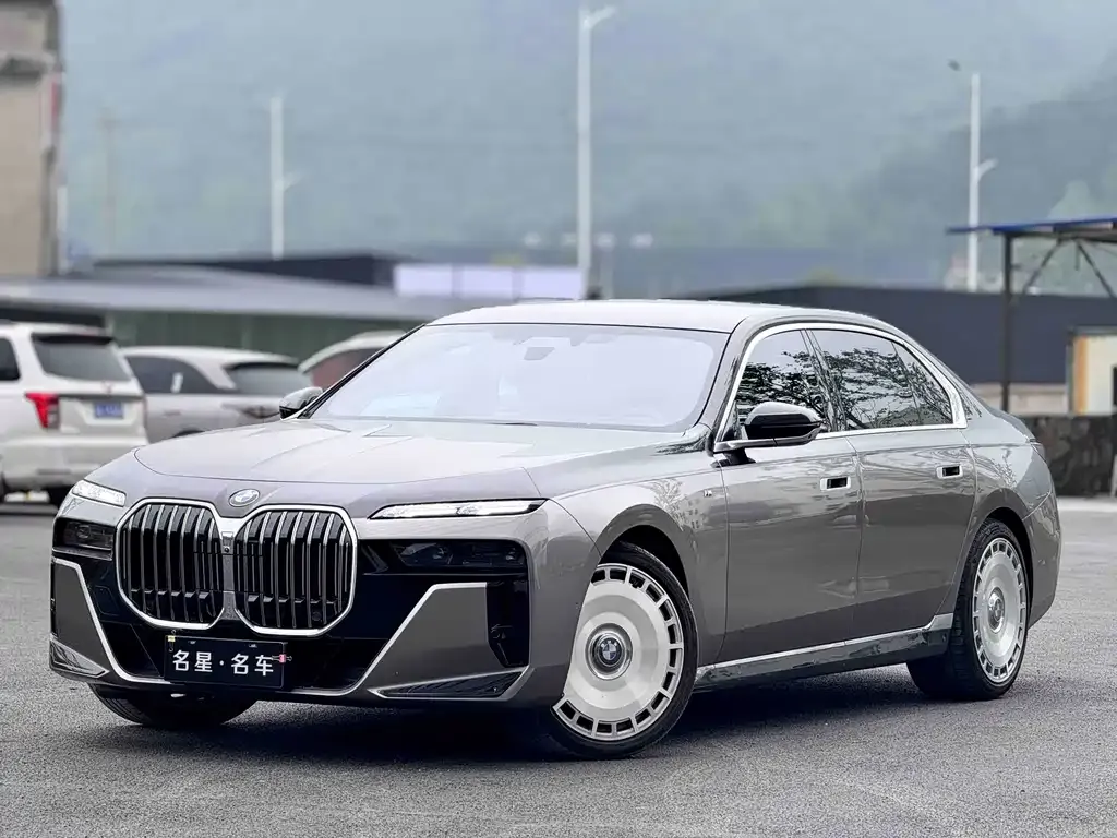 BMW 7 Series — фото 1