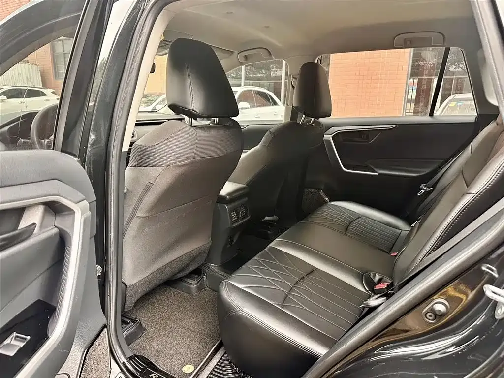 Toyota RAV4 2023 из CN, фото 3