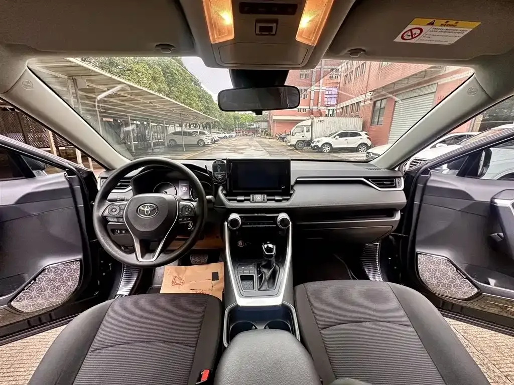 Toyota RAV4 2023 из CN, фото 2