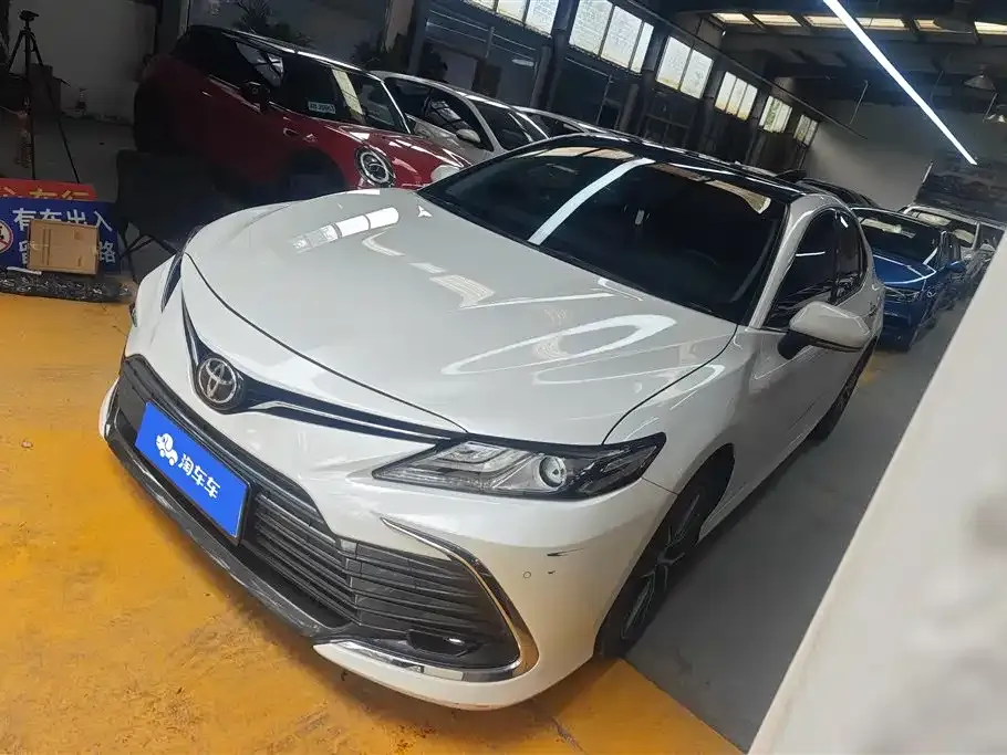 Toyota Camry — фото 1