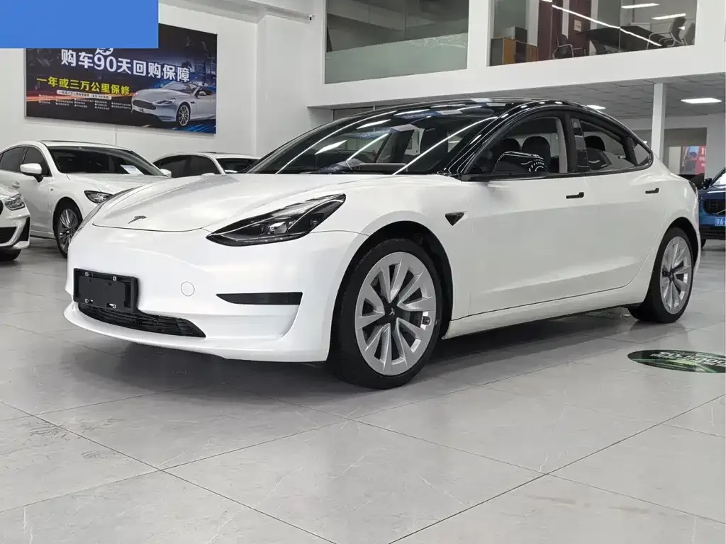 Tesla Model 3 — фото 1