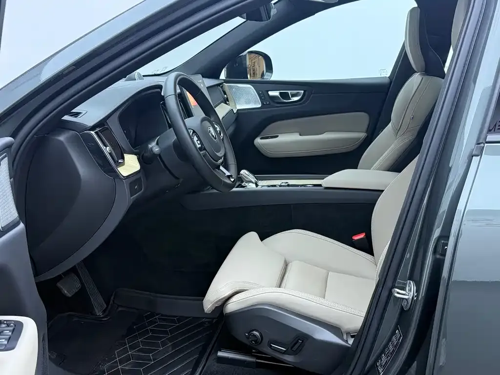 Volvo XC60 — фото 10