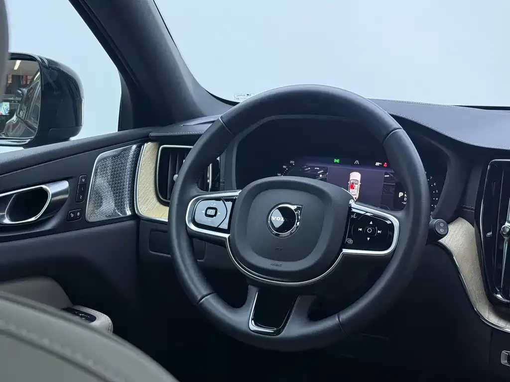 Volvo XC60 — фото 8