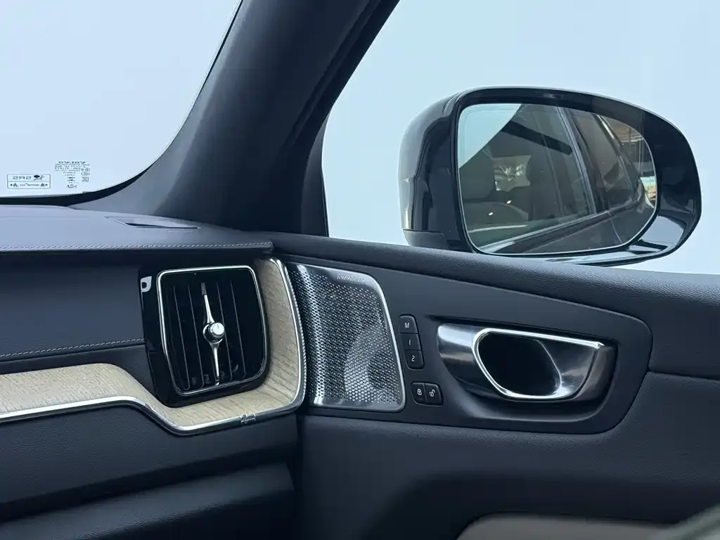 Volvo XC60 — фото 3