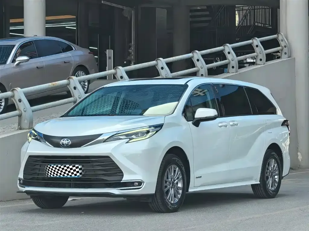 Toyota Sienna — фото 1