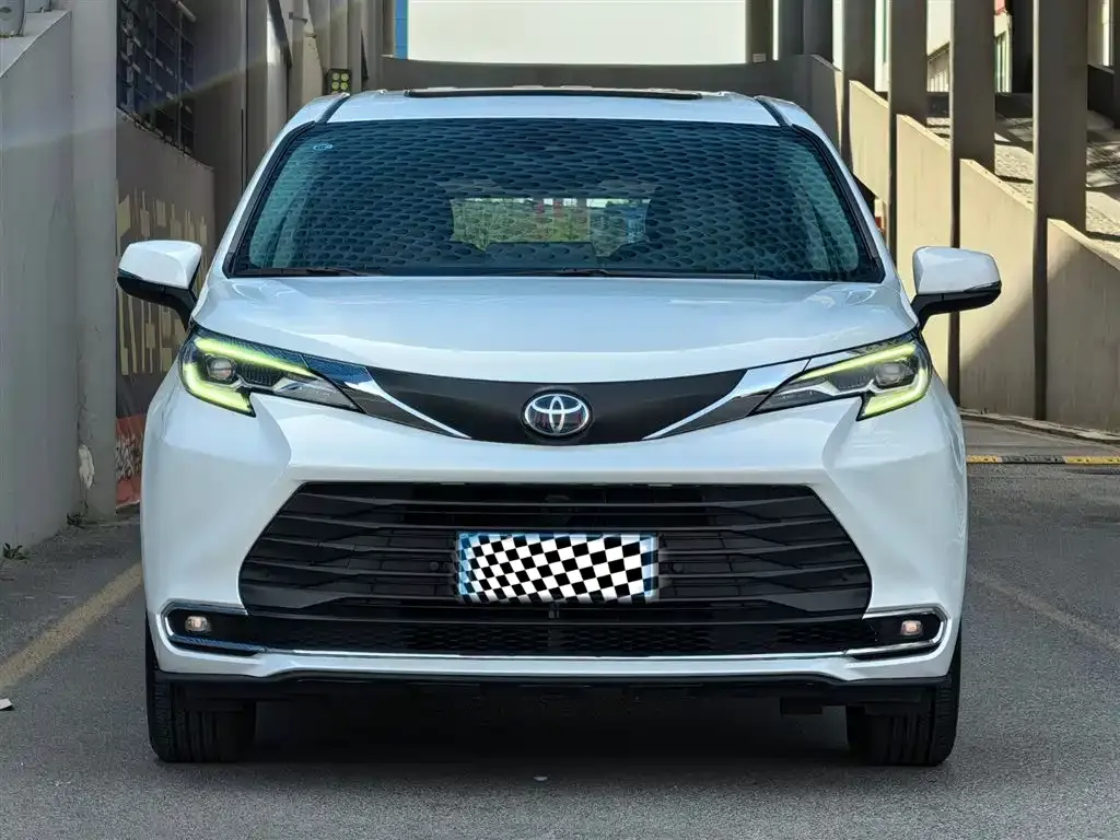Toyota Sienna — фото 7
