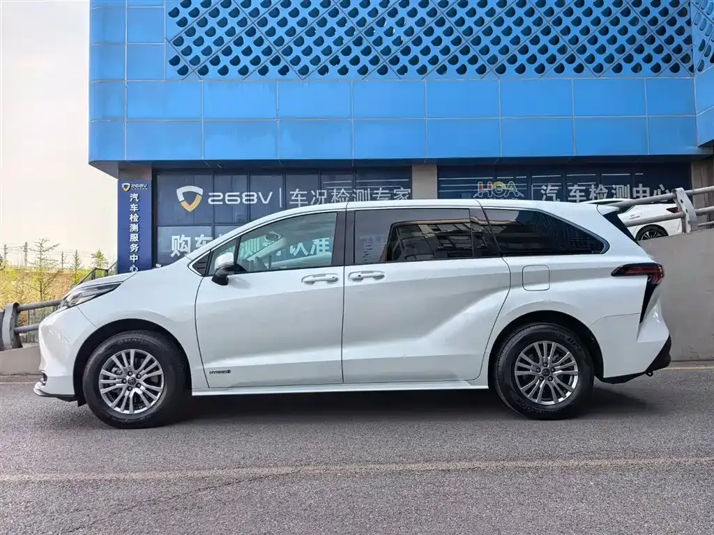 Toyota Sienna — фото 10
