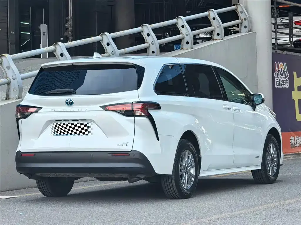 Toyota Sienna — фото 8