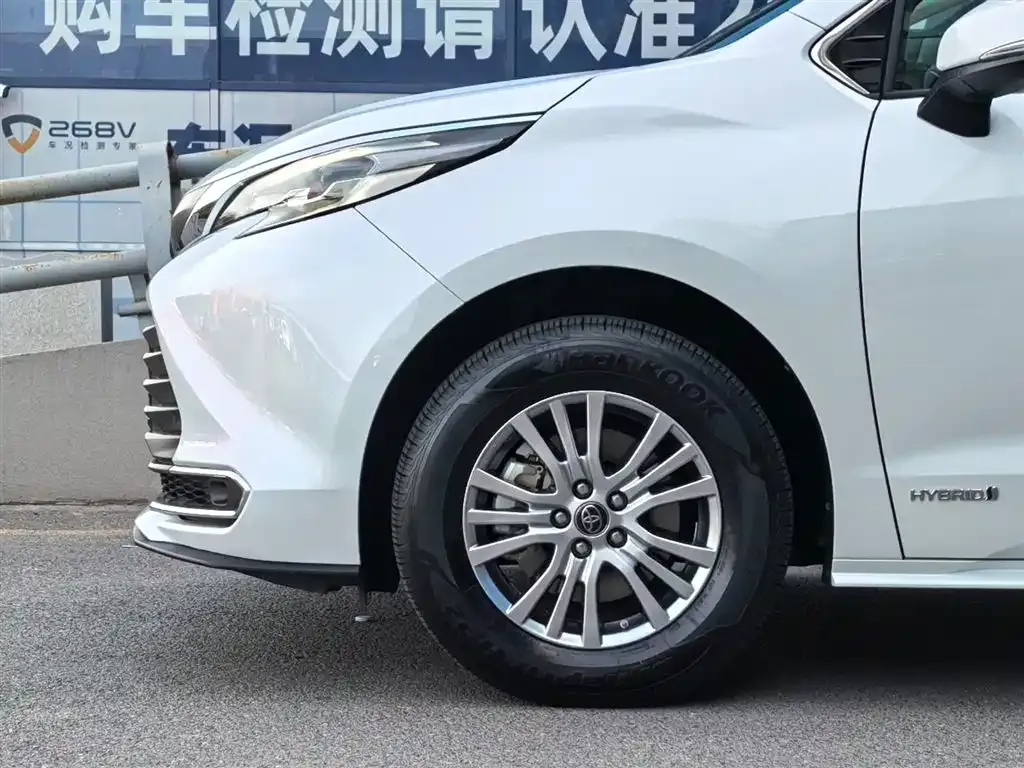 Toyota Sienna — фото 3