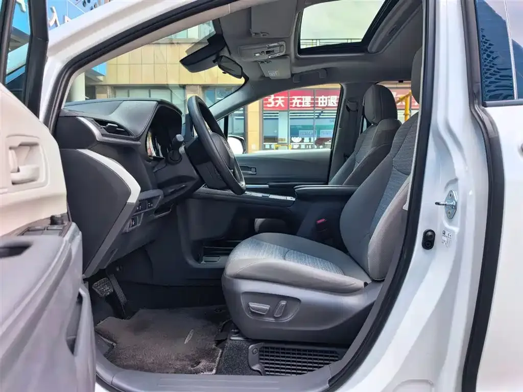 Toyota Sienna — фото 5