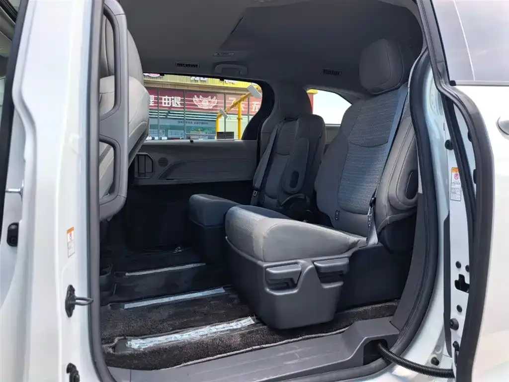 Toyota Sienna — фото 2
