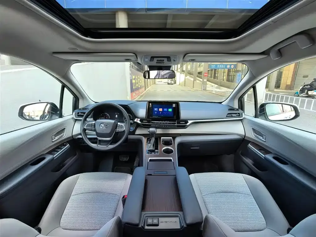 Toyota Sienna — фото 9