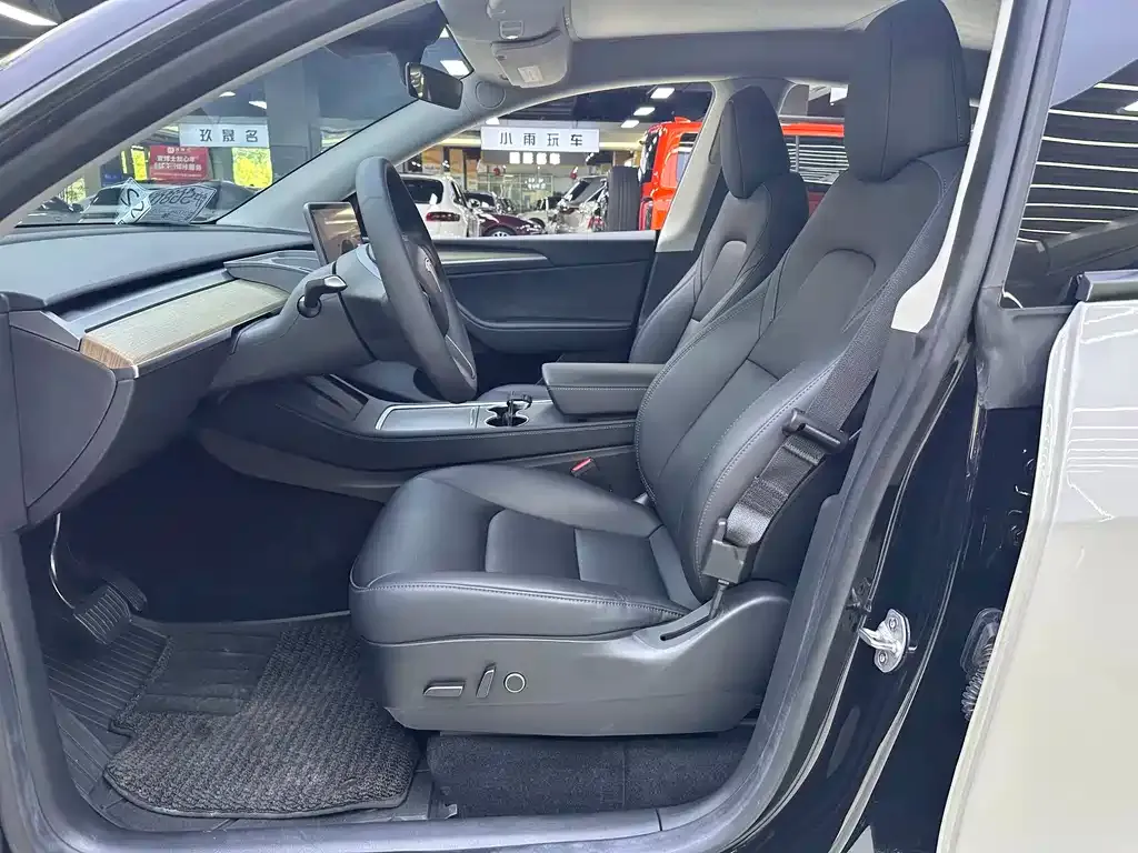 Tesla Model Y — фото 8