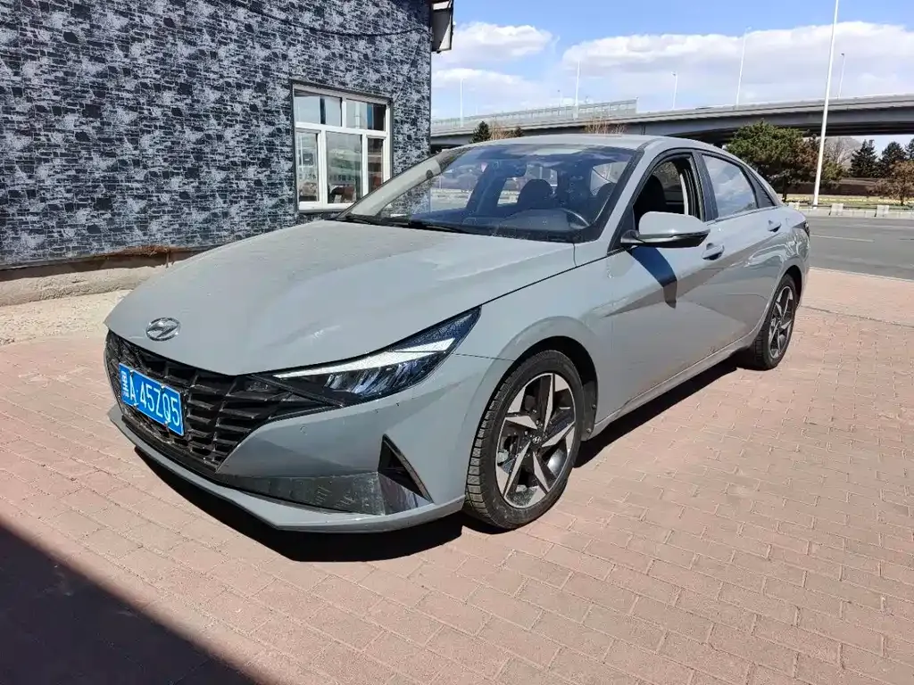 Hyundai Elantra — фото 1