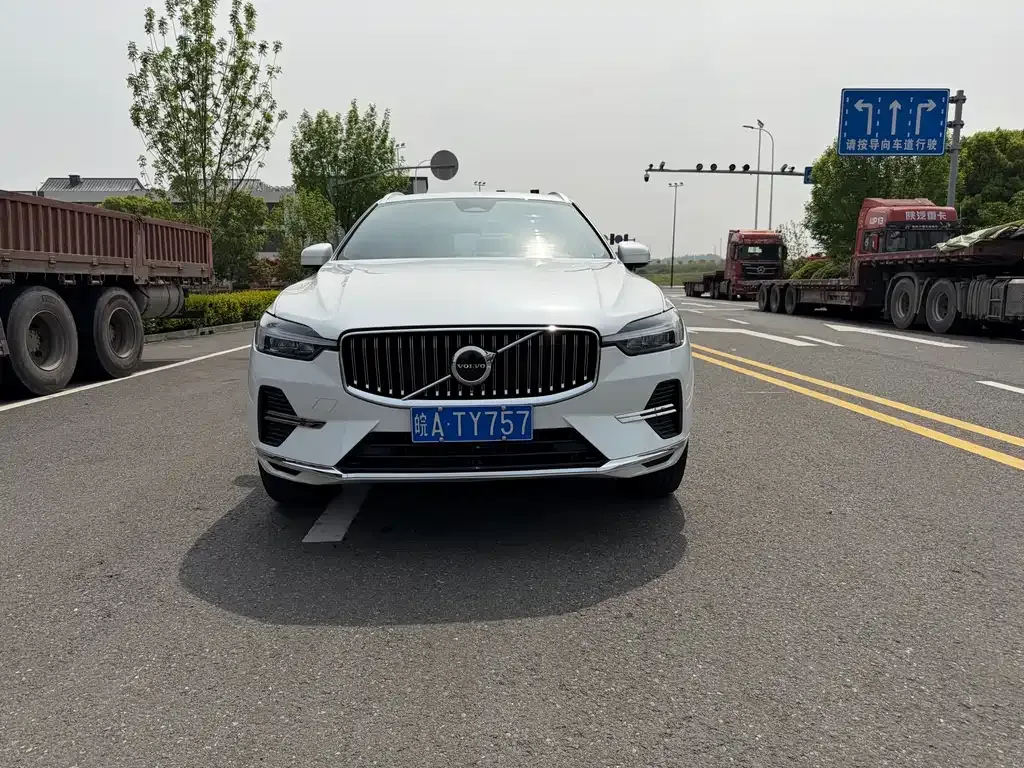 Volvo XC60 2023 из CN, фото 2