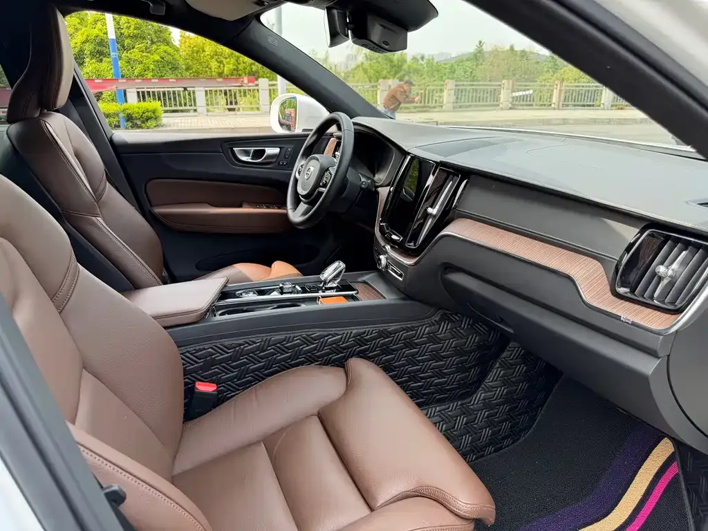 Volvo XC60 2023 из CN, фото 4
