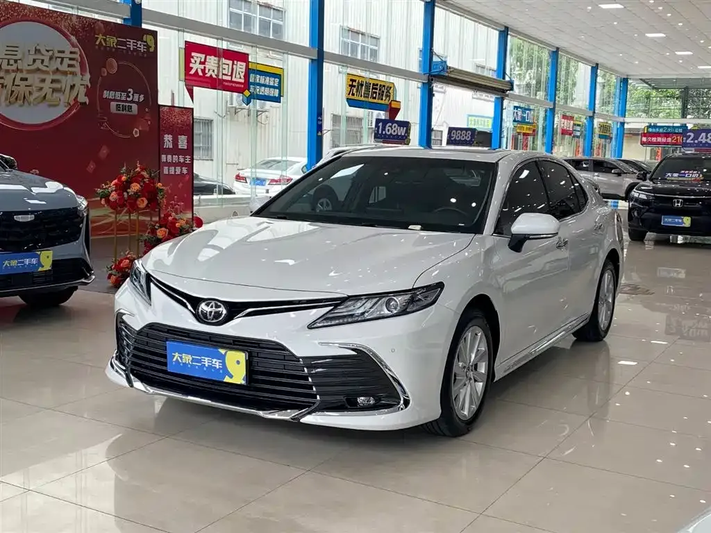 Toyota Camry — фото 1