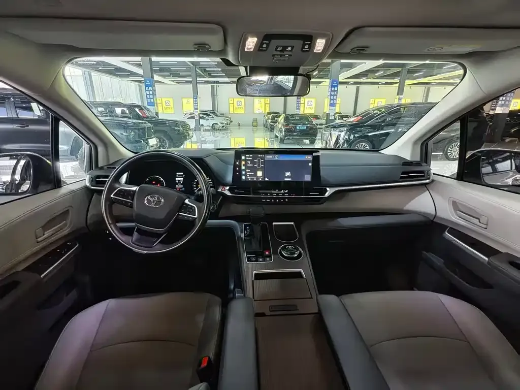 Toyota Granvia — фото 2