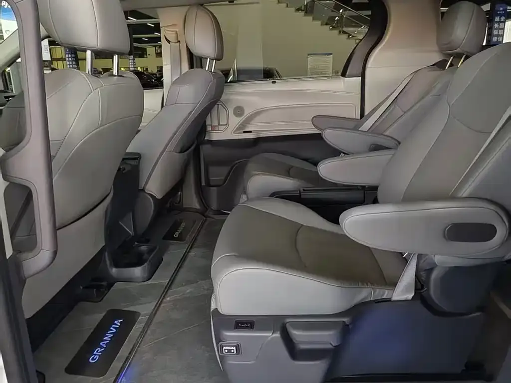 Toyota Granvia — фото 3