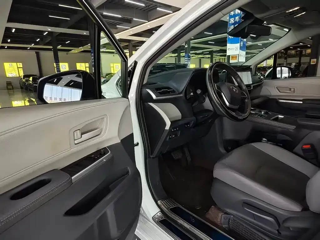 Toyota Granvia — фото 6
