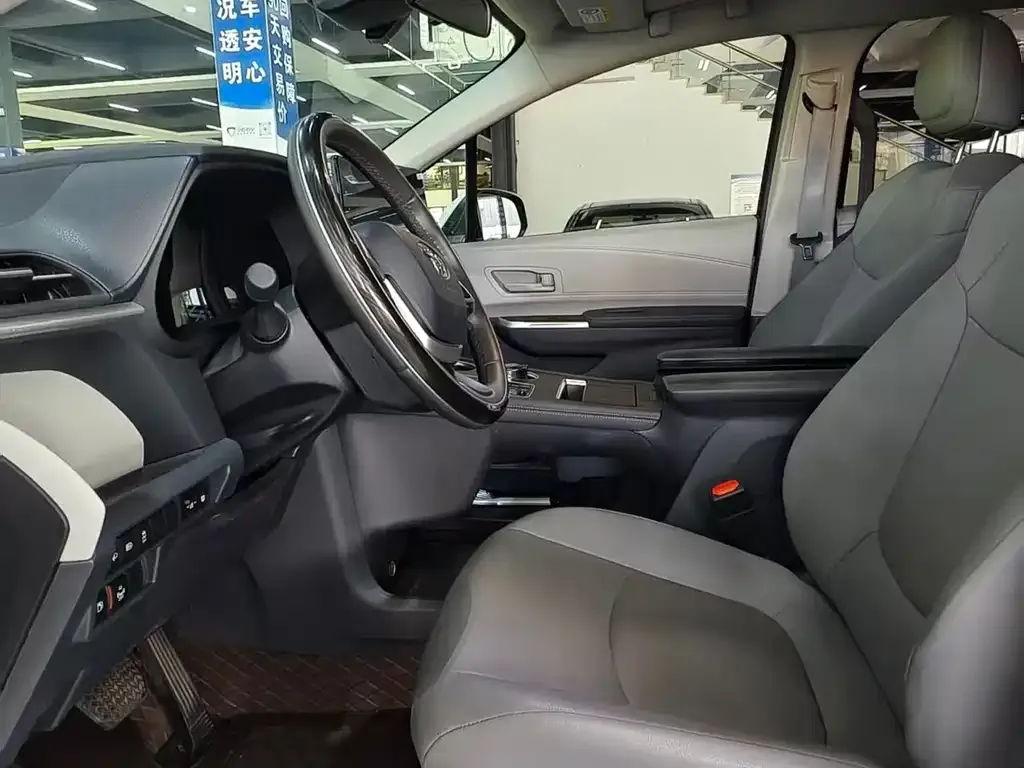 Toyota Granvia — фото 4